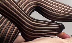 Saori Hirako in Strumpfhosen gibt kinky Fußjob