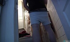 flickvän masturberar i duschen medan hennes kille väntar. kan hon komma innan han märker?