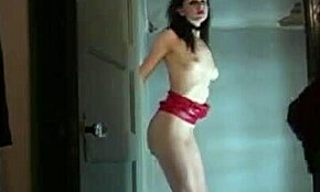 lesbo-pari kiusoittelee sensuaalisessa kotivideossa käsineillä.