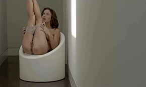 Deilig tenåring jente med perfekt kropp fingrer og bruker leker