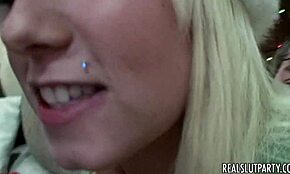 Urocze 18+ młode rozrabiają na pijanej imprezie. Brunetki odkrywają perwersyjne pragnienia w domowej zabawie.