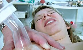 Lekár si užíva dráždenie Candiných bradaviek a klitora počas vyšetrenia