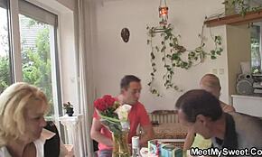 Zwei Paare tauschen versaute Geschenke in wildem Austausch