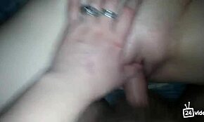 Geile Freundinnen rasierte Muschi hart gestoßen im Bett