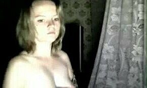 Charmante amateur adore montrer ses seins sur webcam