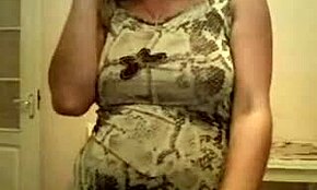 Opilé zralé divy nenuceně ukazují velká přirozená prsa na webkamerovém chatu