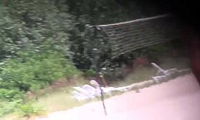 Attraktiva babes spelar frisbee nakna på solig strand voyeur