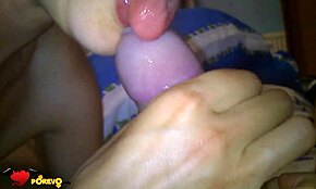 Moja dziewczyna ssie kutasa w prezerwatywie na mokrego POV. Nie mogę uwierzyć jak dzika się robi.