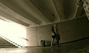 Jestem tak podniecona patrząc jak on masuje ogromnego kutasa na publicznych ulicach