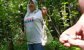 Goede Russische Oma Kijkt Naar Geile Kerel Aftrekken In Het Openbaar!