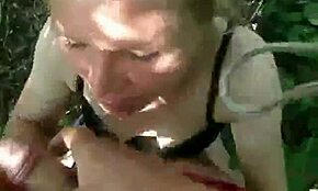 Blonde Freundin bläst draußen Schwanz mit messy Cumshot ins Gesicht