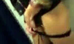 Coppia giovane arrapata si masturba in segreto nel camerino