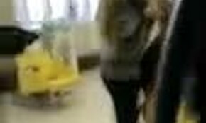 Vrei să vezi un rus masturbându-și pula mare în solarium? E total excitat!