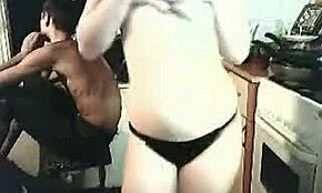 Pareja caliente invita a rubia para trío ardiente en webcam.