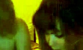 Upphetsade sötnosar visar sina stora pattar på Omegle, så hett! 😍