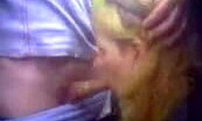 Fosta iubită blondă suge pulă mare în mașina privată