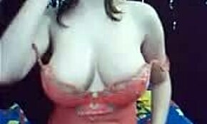 Wow, mira a esta puta amateur mostrando tetas enormes! ¿Puedes manejarlo?