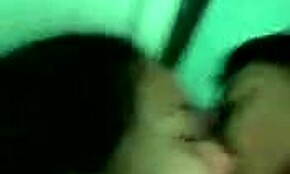 Hú, ez az ázsiai csaj házi szexvideója olyan forró, ahogy széttárja magát