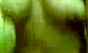 Piercet babes amatør sex i hjemmelavet klip kontrasterer vild passion med intim setting