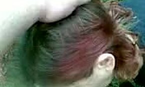 Cewek Panas Rusia Berambut Merah Nyepong dan Telan Kontol Tebal di Alam Terbuka dengan Kondom