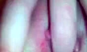 Devojka zadirkuje blizu klitorisa u kućnom klipu