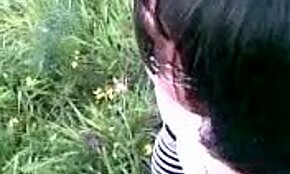 Orosz kurva mélyen szop farkat a vad erdőben