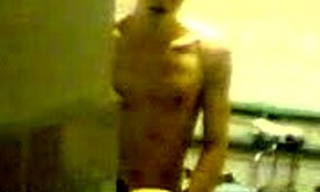 Cuplu amator brunet se fut zdravăn în toaletă publică în poziția cățeluș