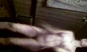 Русская красотка раздевается догола и танцует дико в переполненном пабе