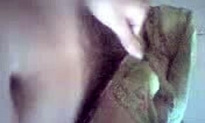 Lonesom dame onanerer hårdt i hjemmelavet POV klip