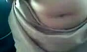 زوجين هاوٍ يستمتعان بالجنس الحميم في فيديو بورنو منزلي POV مع أجواء طبيعية.