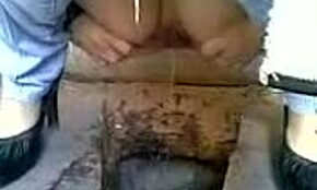 アマチュア美女が公衆トイレでオシッコしちゃう