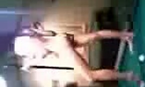 Сексуальная пьяная дива дико танцует на бильярдном столе