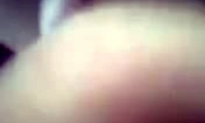 Счастливая русская девушка нежно сосет толстый твердый хуй бойфренда