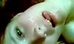 Søt rødhåret kjæreste våkner til klebrig sæd på ansiktet