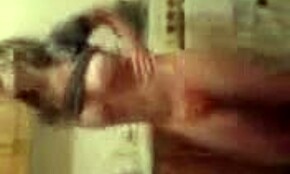 Mlada devojka se skida i zadirkuje u kuhinji na veb kameri