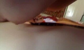 Brunett förbereder sin pojkvän för intensiv knull med en het blowjob-session