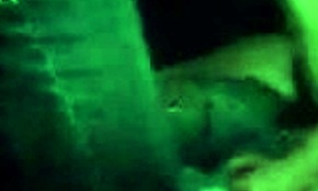 Kocham patrzeć jak ta krótkowłosa brunetka amatorka słodka ssie kutasa swojego chłopaka nago w scenie pary nastolatków 18+