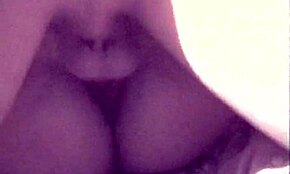 열정적인 러시안 틴 커플이 침대에서 미션너리로 세게 섹스