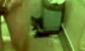 Brunetka milf dráždi pomalým striptízom, odhaľuje ovisnuté prsia