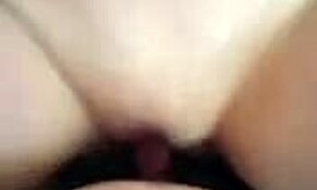 Adam kızını şişeyle hazırlıyor yoğun sapkın POV sikiş öncesi