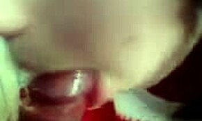 Ma copine russe habillée attrape la bite pour une pipe rapide.