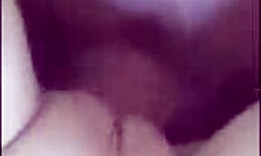 Είμαι και ρουφάω το πουλί του φίλου μου και το ετοιμάζω για πρωκτό, βογκώντας όλη την ώρα