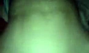 Smal flickvän med rakad fitta rider kuk i närbild