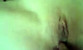 Russische vriendin gevingerd en zuigt grote pik