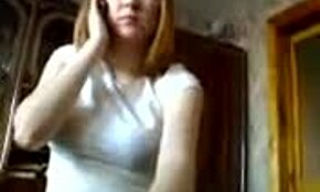 For fanden! Rødhåret suger pik mens hun chatter med sin kæreste på telefonen!