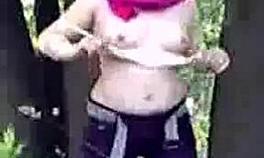 Hei, sjekk denne varme russiske søta som blottet puppene sine i skogen, så dristig!