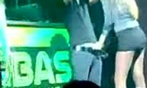 Hai mai visto una troia affamata di cazzo succhiare un tipo proprio in un night club?