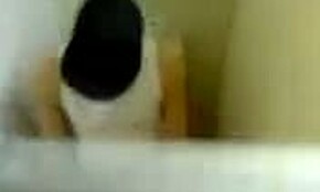 Amatőr kurvát keményen dugnak nyilvános WC-ben idegennel