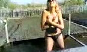 Waouh, salope blonde copine se déshabille nue en dansant sauvage à la ferme !