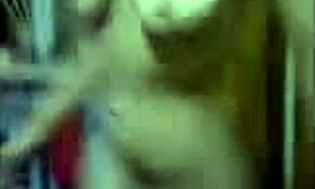 Rus güzeli sert memelerini ve kalçalarını sergiliyor